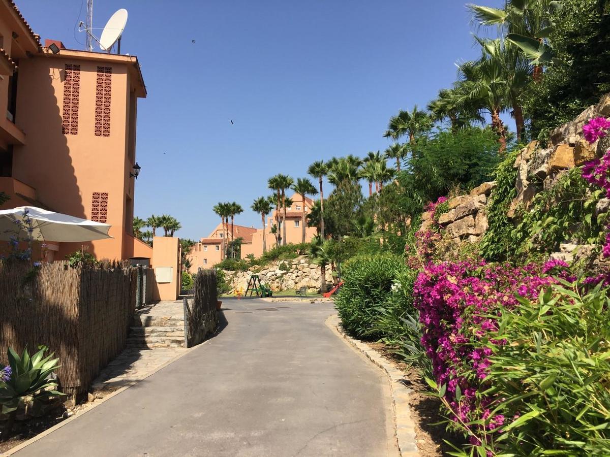2236-Lovely Groundfloor With Pool View Casares Eksteriør billede